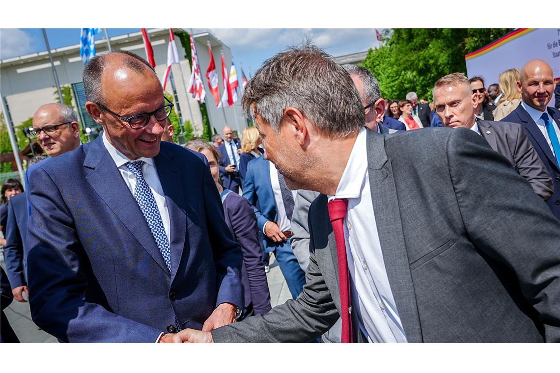 Der Schwarz-Grün-Check: Passen die zusammen? Merz mit Habeck: Außenpolitisch liegen Union und Grüne fast auf einer Linie – doch sonst gibt es Differenzen.
