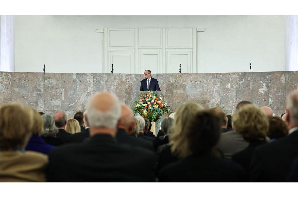Merz spricht bei einer Feier für Friedrich von Metzler in der Frankfurter Paulskirche