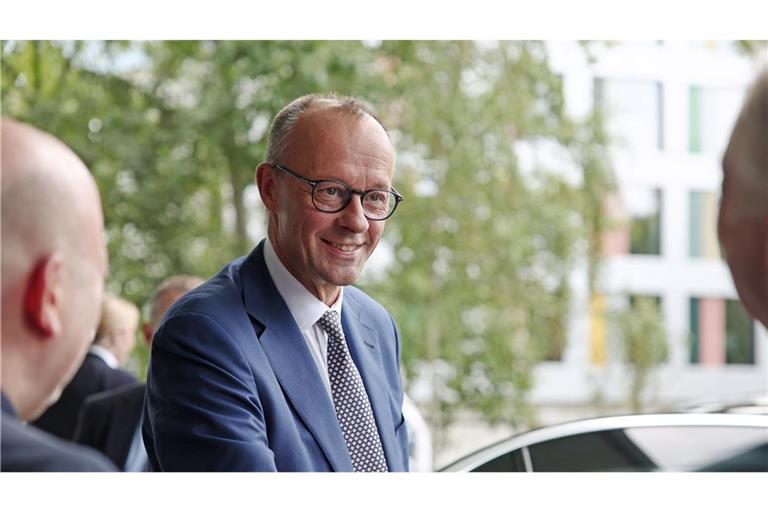 Merz trifft zu seiner ersten Sommer-Pressekonferenz als Bundeskanzler ein.