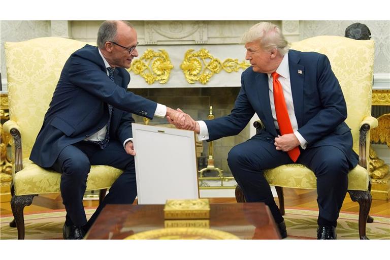 Merz übergab das Gastgeschenk im Oval Office.
