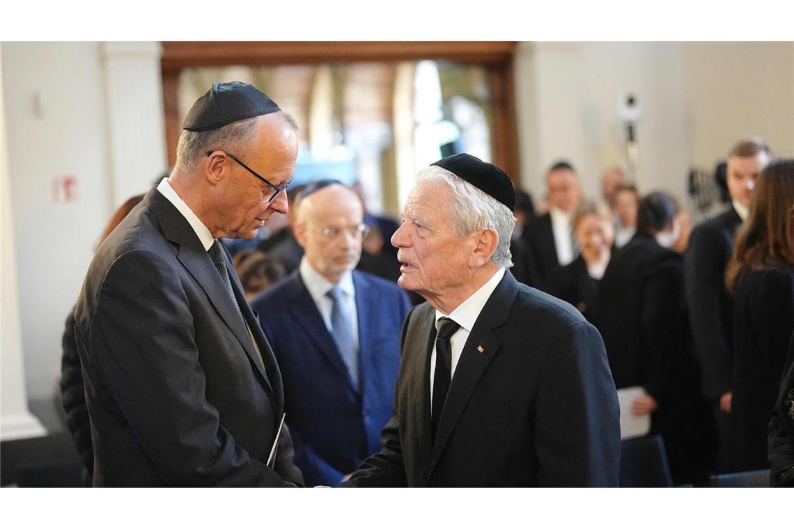 Viel Prominenz bei Beisetzung von Margot Friedländer Merz und Joachim Gauck.