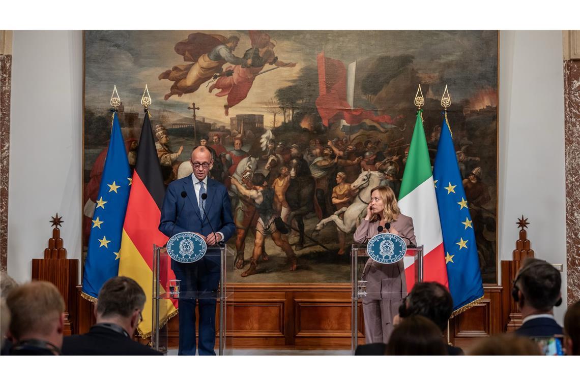 Größter Drohnenangriff auf Ukraine vor Trump-Putin-Telefonat Merz will Italien wieder enger in die europäischen Bemühungen um ein Ende des Kriegs einbinden.