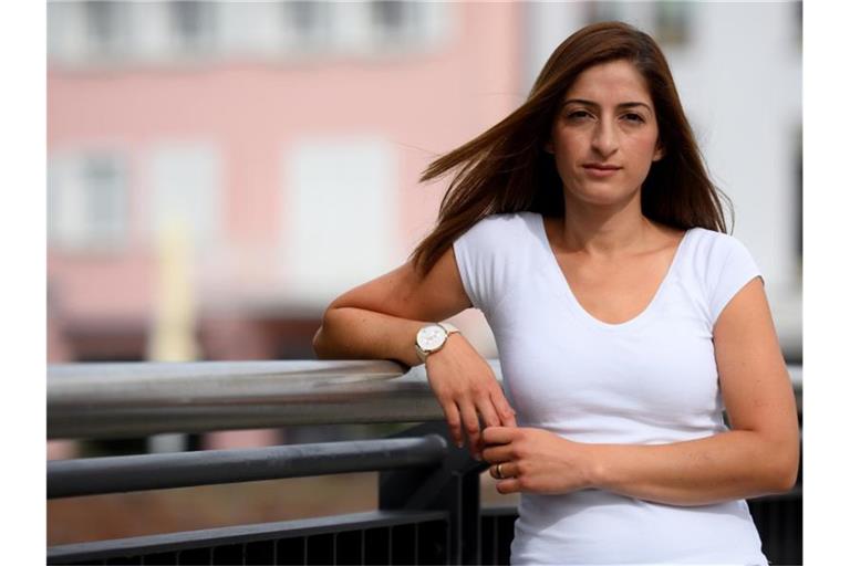 Mesale Tolu lehnt an einem Brückengeländer. Foto: Stefan Puchner/dpa