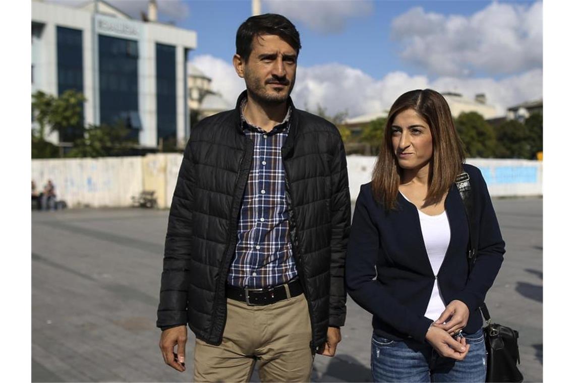 Nach Türkei-Ausreisesperre: Mesale Tolus Mann wieder zurück Mesale Tolu (links) kommt in Begleitung ihres Ehemannes Suat Corlu (rechts) zu einer Verhandlung. Foto: Emrah Gurel/AP/Archivbild