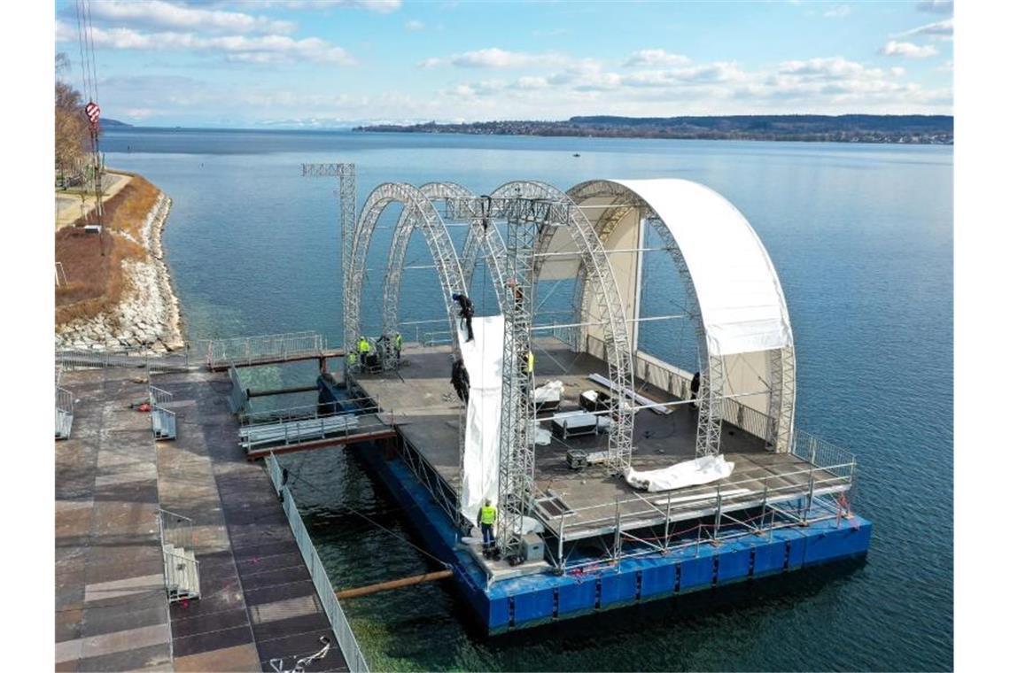 Seebühne für die Landesgartenschau in Überlingen aufgebaut Messebauer ziehen Planen über die Rundbögen der künftigen Seebühne vor Überlingen auf dem Bodensee. Foto: Felix Kästle/dpa