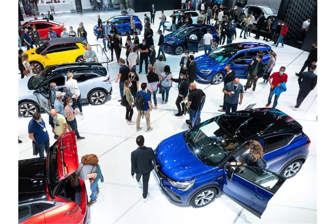 Messebesucher während der Internationalen Automobil-Ausstellung am Stand von Renault. Foto: Sven Hoppe/dpa