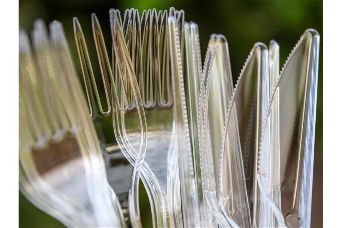 Messer und Gabeln aus Plastik stehen vor dem Aus. Foto: Patrick Pleul/dpa-Zentralbild/dpa