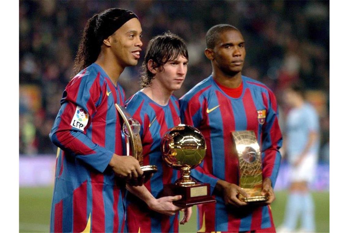 Messi steht 2005 als „Golden Boy“, bester U-21-Spieler der europäischen Ligen, zwischen Weltfußballer Ronaldinho (l) und Samuel Eto'o. Foto: Martin Athenstädt/efe/epa/dpa