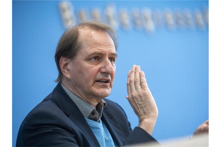 Messner schlägt zur Entlastung von Autofahrern einen Zuschuss vor und stabile oder niedrigere Ticketpreise im öffentlichen Verkehr. Foto: Christophe Gateau/dpa