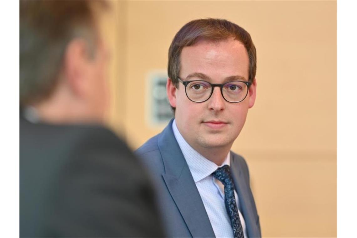 Keine Flüchtlinge in Meßstetten: Streit mit dem Land beendet Meßstettens Bürgermeister Frank Schroft spricht bei einer Pressekonferenz. Foto: Felix Kästle/dpa/Archivbild