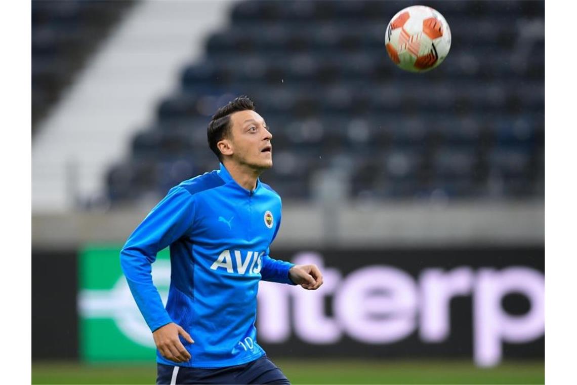 Rückkehr-Tag für Fans und Özil: Frankfurt fordert Fenerbahce Mesut Özil nimmt am Abschlusstraining von Fenerbahce Istanbul im Frankfurter Stadion teil. Foto: Arne Dedert/dpa