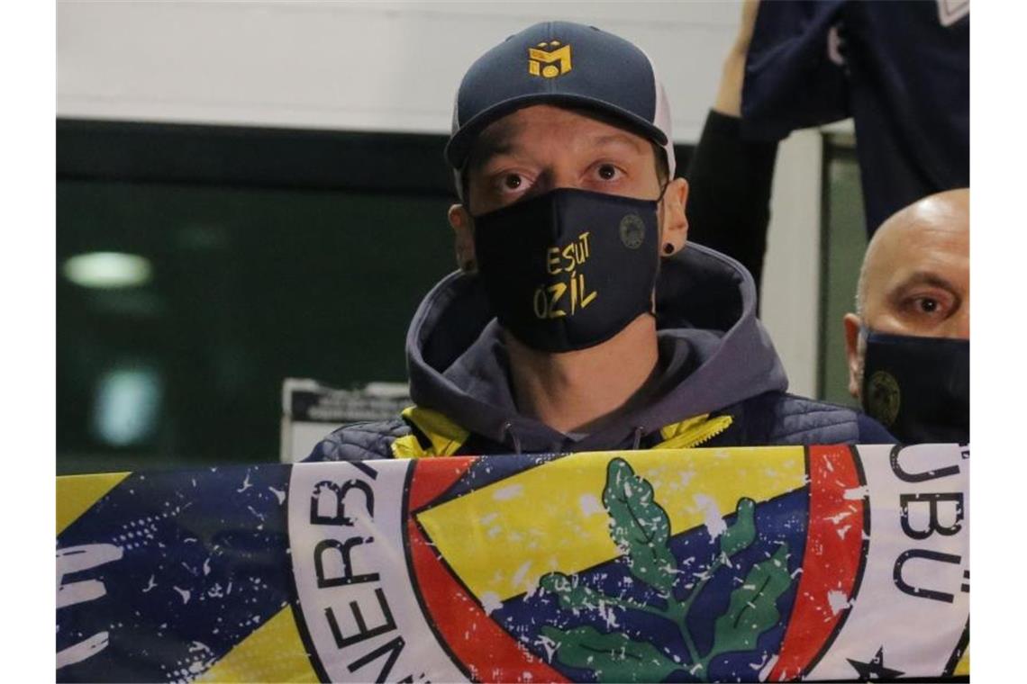 Mesut Özil posiert in Istanbul mit einem Fenerbahce-Schal. Foto: Uncredited/AP/dpa