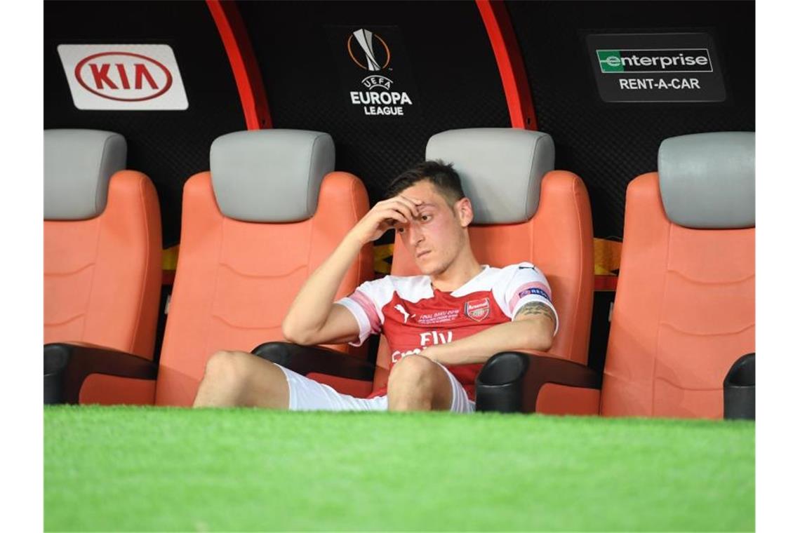 Mesut Özil sitzt nach der Niederlage geknickt auf der Bank. Foto: Arne Dedert
