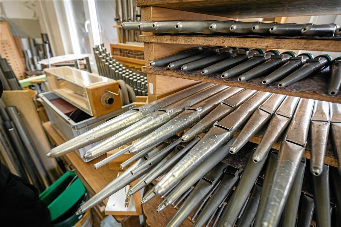 Althütte: Orgelbauer erzählt vom „schönsten Beruf der Welt“ Metallpfeifen bezieht Friedrich Tzschöckel von einem Betrieb in Freiberg am Neckar.