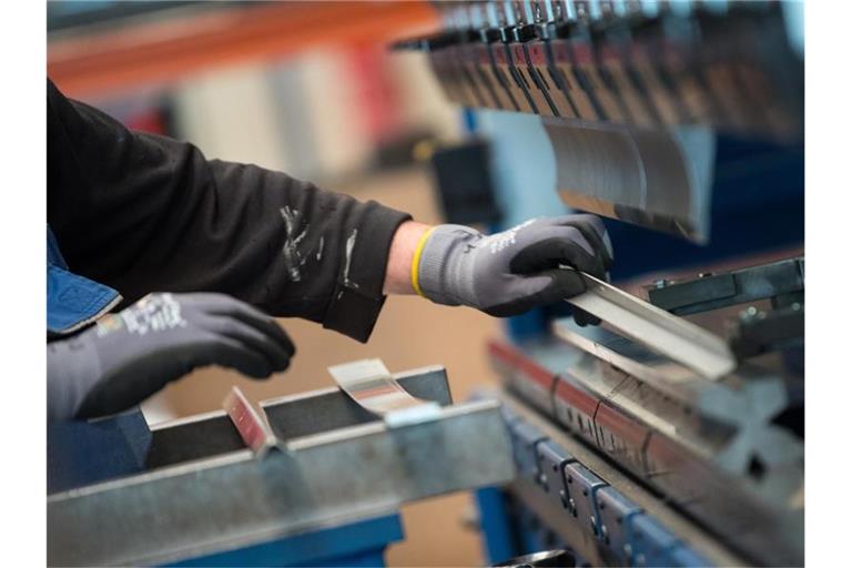 Metallpresse in einer Produktionshalle: In Deutschland würden rund 4,6 Millionen Menschen gerne mehr arbeiten. Foto: Monika Skolimowska/zb/dpa