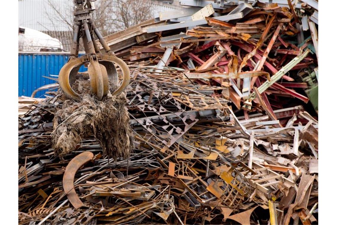 Baden-Württemberg sucht neue Wege zur Metallgewinnung Metallschrott wird in Stuttgart umgeschichtet. Foto: picture alliance / dpa