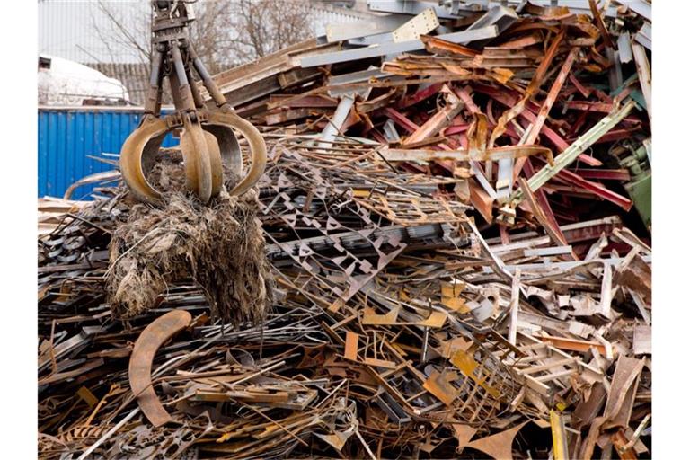 Metallschrott wird in Stuttgart umgeschichtet. Foto: picture alliance / dpa