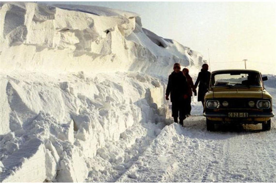 Meterhoch türmen sich die Schneemassen an den Straßen.