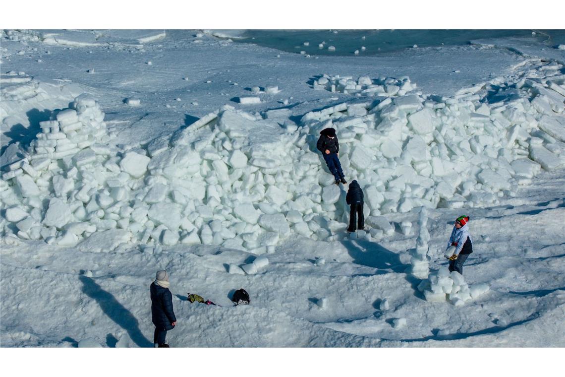 Meterhoch türmen sich Eisbrocken am Strand von Usedom auf.