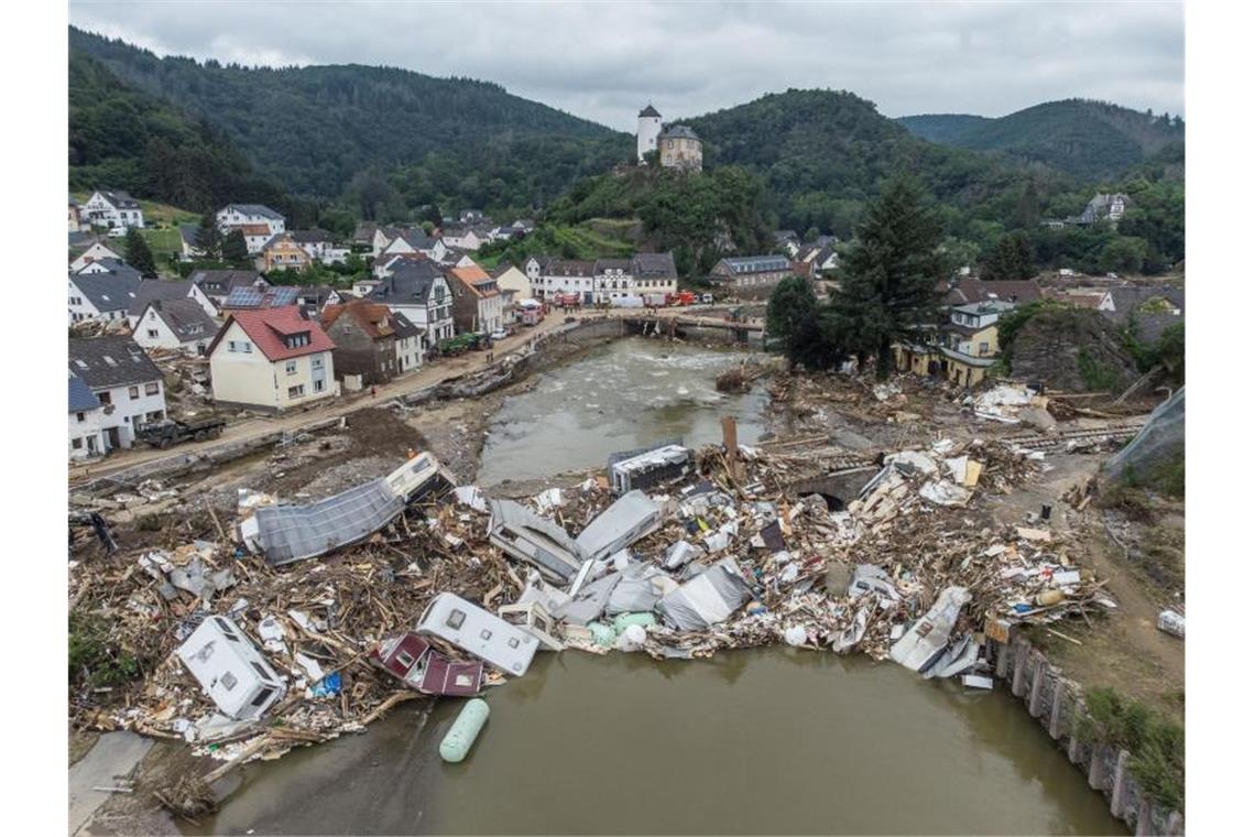 Chatprotokolle zur Flutnacht sorgen für Wirbel Meterhoch türmen sich im Juli 2021 Wohnwagen, Gastanks, Bäume und Schrott an einer Brücke über der Ahr in Altenahr. Foto: Boris Roessler/dpa