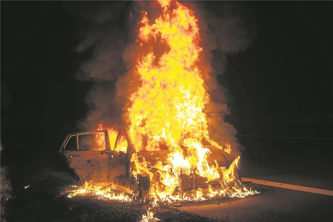 Auto brennt vollständig aus Meterhohe Flammen schlagen aus dem brennenden Wagen an der B14. Foto: 7aktuell.de/M. Bassermann