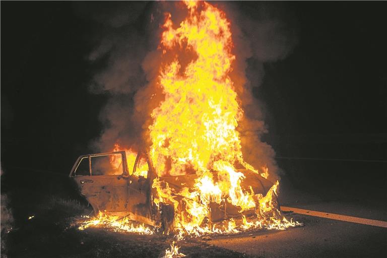 Meterhohe Flammen schlagen aus dem brennenden Wagen an der B14. Foto: 7aktuell.de/M. Bassermann 