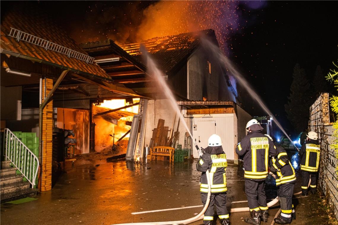 Meterhohe Flammen vernichten die Scheune mit Getreide und Arbeitsgeräten. Foto:: 7aktuell.de/ Adomat