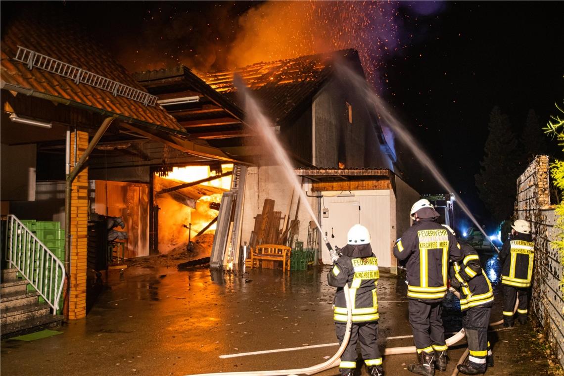 Scheune in Kirchberg brennt nieder Meterhohe Flammen vernichten die Scheune mit Getreide und Arbeitsgeräten. Foto:: 7aktuell.de/ Adomat