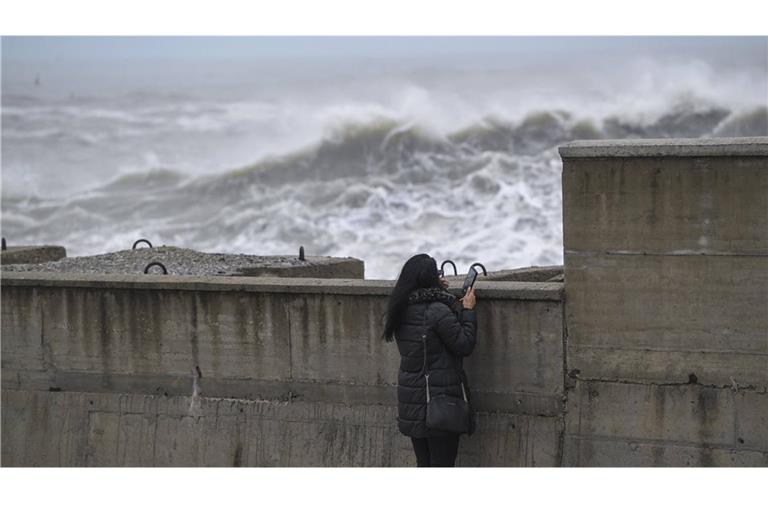 Meterhohe Flutwellen walzen kalabrischen Ort Catanzaro nieder-