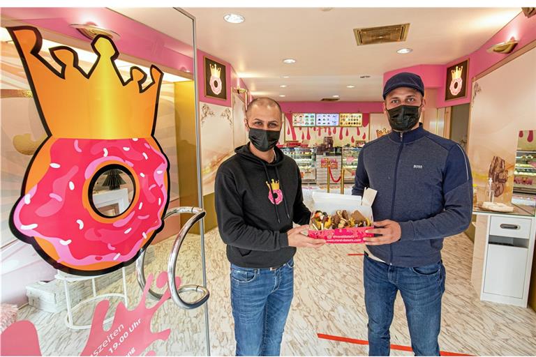 Metin Bozyel (links) und Ali Arslan betreiben das Geschäft Royal Donuts in der Backnanger Uhlandstraße. Foto: A. Becher