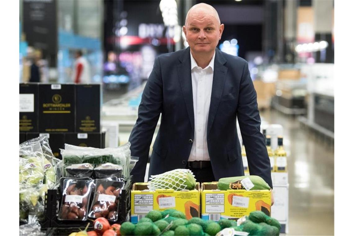 Metro Konzernchef Olaf Koch steht in einem Großmarkt de Unternehmens in Düsseldorf. Foto: Federico Gambarini