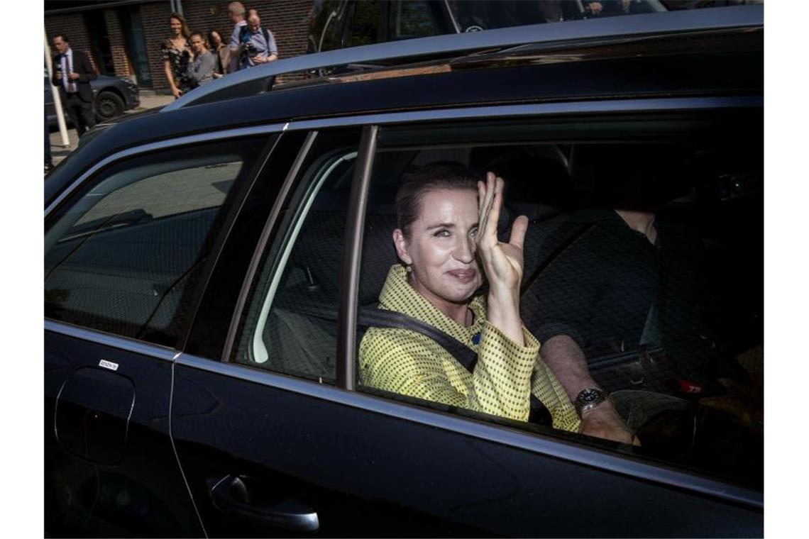 Hochrechnung: Sozialdemokraten bei Wahl in Dänemark vorn Mette Frederiksen winkt nach ihrer Stimmabgabe in Kopenhagen. Foto: Liselotte Sabroe/Ritzau Scanpix/AP