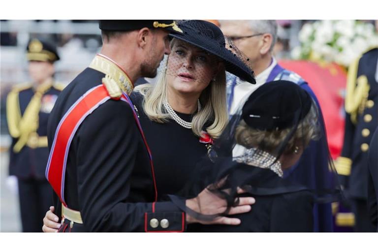 Mette-Marit (Mitte) kann ihren Mann Königin Haakon VIII. (links) nicht zur Eröffnung des Parlaments begleiten (Archivbild).