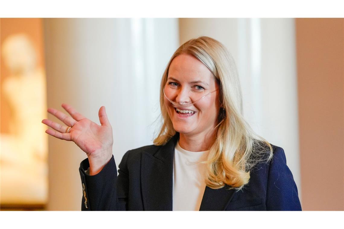 Mette-Marit trat jüngst aufgrund ihrer Krankheit kürzer, nun zeigte sie sich bei einem offiziellen Termin mit einer sogenannten Nasenbrille.