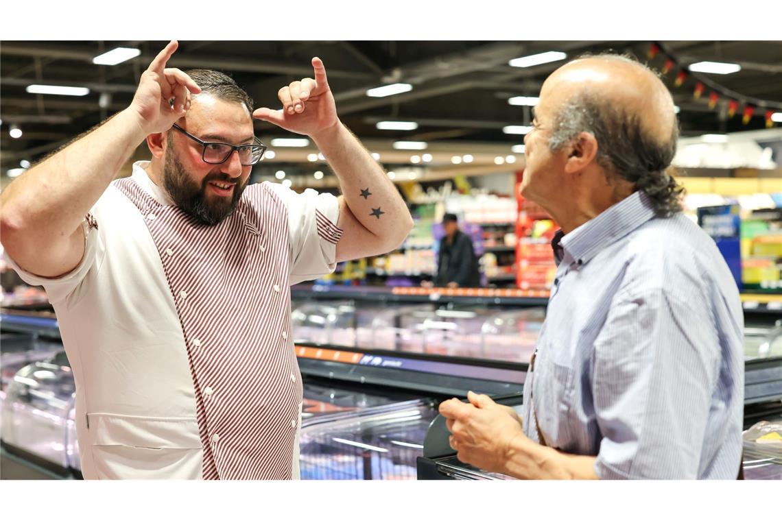 Metzger Yevgeniy Klibanov zeigt die Gebärde für "Rind".