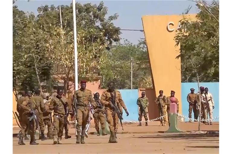 Meuternde Soldaten vor dem Militärlager Guillaume Ouedraogo in Ouagadougou. Foto: Uncredited/AP/dpa
