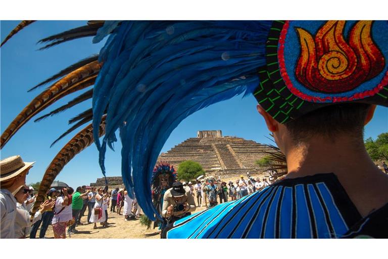 Mexiko: Wenn El Cerrito erwacht – Chichimeca-Tänzer zelebriert die Frühlings-Tagundnachtgleiche