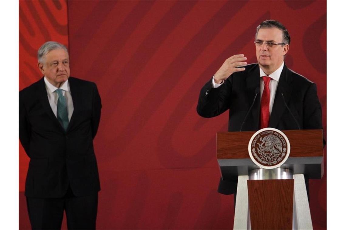 Trump stößt nach Einigung mit Mexiko erneut Drohungen aus Mexikos Außenminister Marcelo Ebrard (r) erläutert zusammen mit Präsident Andres Manuel Lopez Obrador die „signifikanten“ Verschärfung der Grenzkontrollen. Foto: Guillermo Granados/NOTIMEX