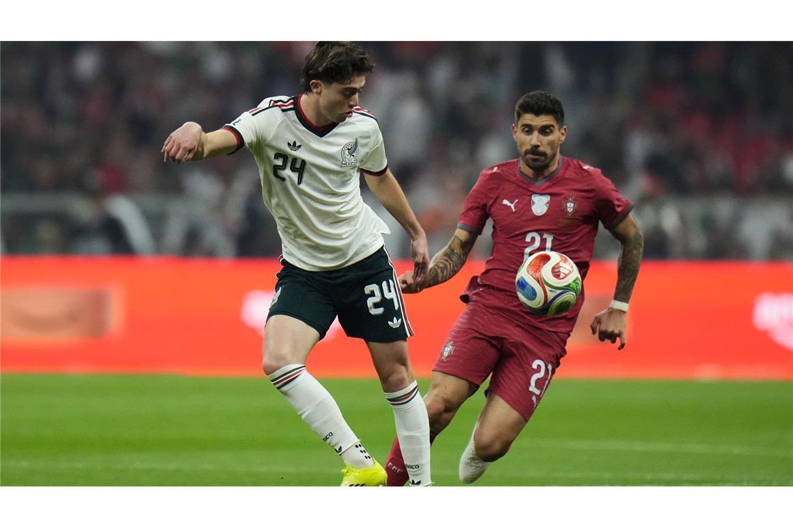 Mexikos Brian Gutierrez (l) und Portugals Ruben Neves konnten im Freundschaftsspiel ihrer Teams keine Tore bejubeln.