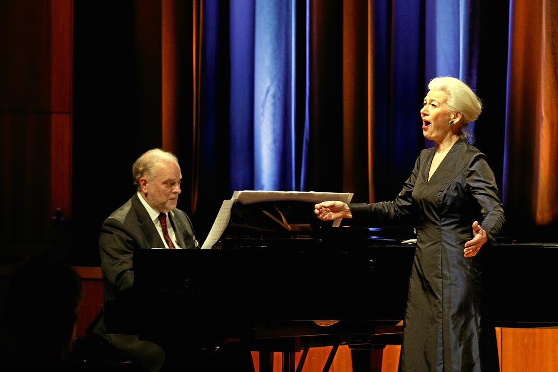 Mezzosopranistin Györgyi Dombrádi aus Ungarn trat im Walter-Baumgärtner-Saal auf, begleitet vom Pianisten Lambert Bumiller. Foto: J. Fiedler 