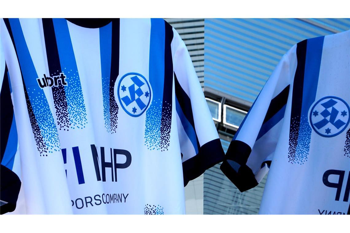 Wie einst in den 1990-ern – so sieht das neue Heimtrikot der Kickers aus MHP ist weiterhin der Trikotsponsor der Blauen.