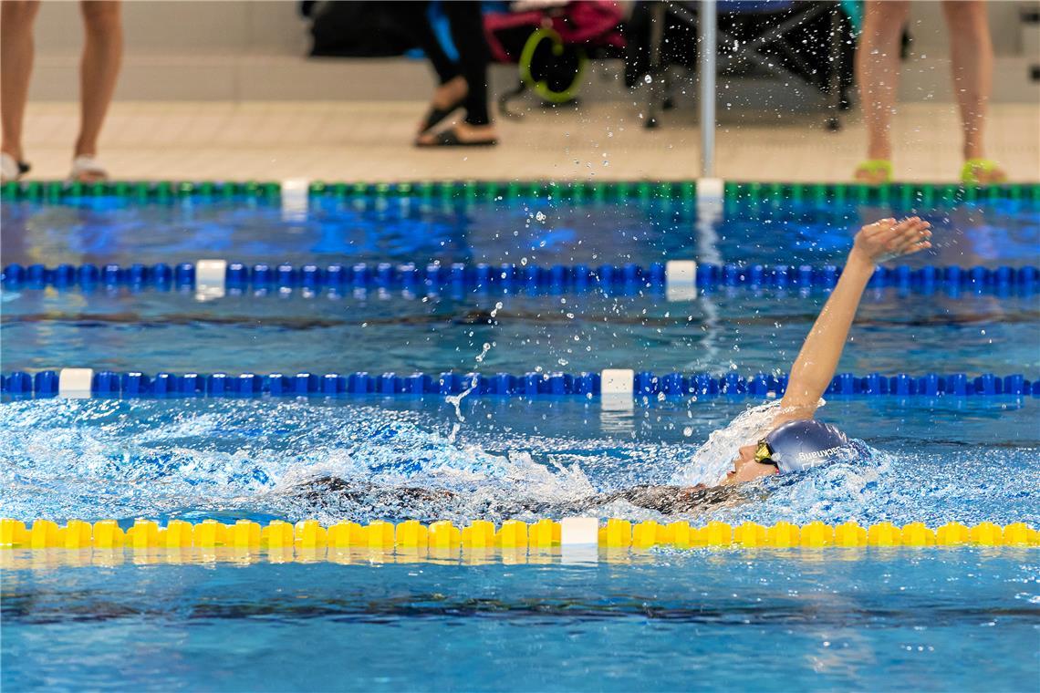 Der nächste Schritt beim Neuaufbau Mia Meyer ist schnell unterwegs. Trotz längerer Trainingspause schwimmt sie bei allen drei Starts neue Bestzeiten. Foto: Martin Maguolo