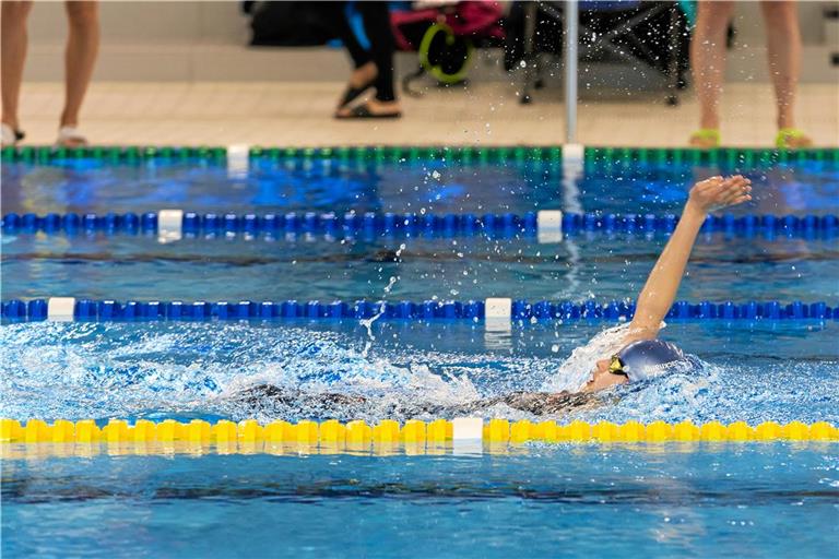 Mia Meyer ist schnell unterwegs. Trotz längerer Trainingspause schwimmt sie bei allen drei Starts neue Bestzeiten. Foto: Martin Maguolo