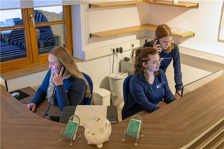 Mia Millen, Michaela Gramer und Jenny Gramer (von links) vom Team der Praxis Dazzan nehmen die Anliegen der Patienten entgegen. Die telefonische Krankschreibung stellt dann Ärztin Daniela Dazzan aus. Foto: Alexander Becher