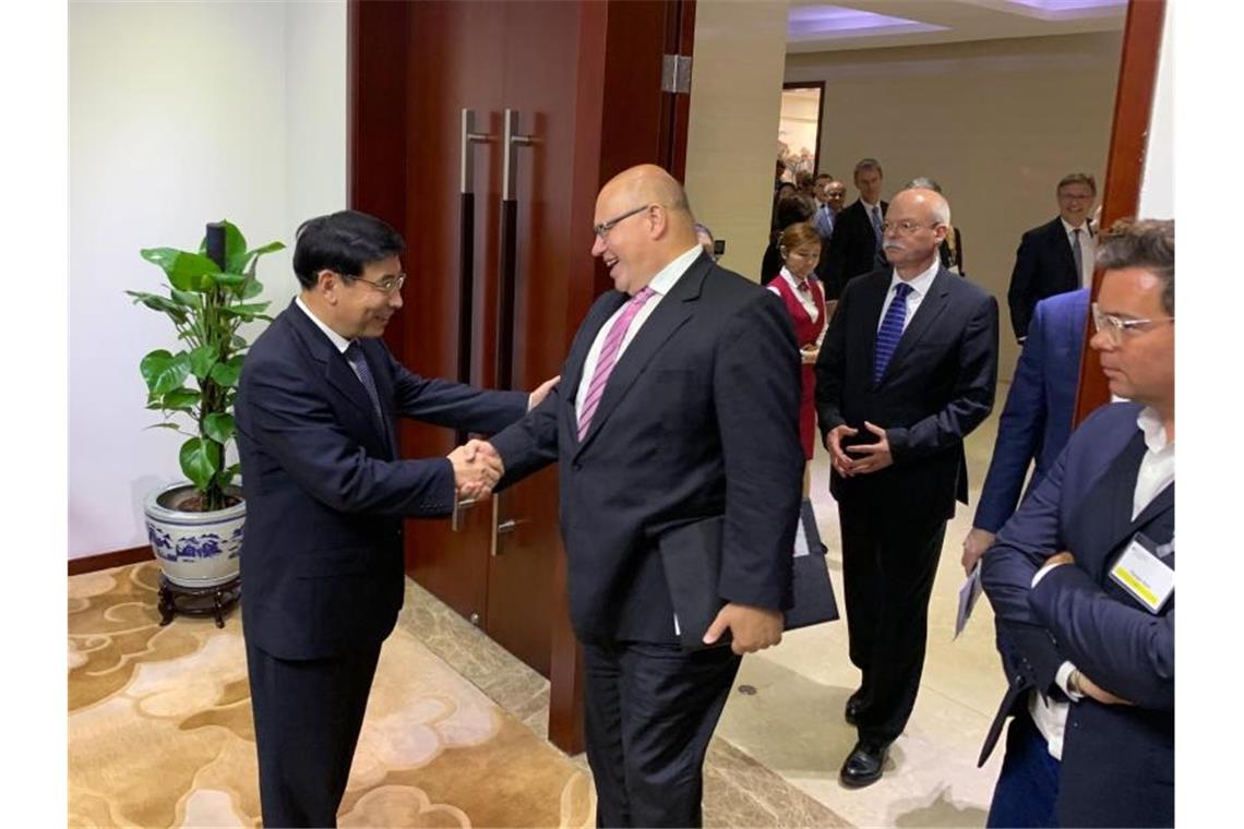 Huawei als Chefsache: Altmaier will Gründer treffen Miao Wei (l), Chinas Minister für Industrie und Informationstechnologie in China, empfängt Bundeswirtschaftsminister Peter Altmaier. Foto: Andreas Landwehr