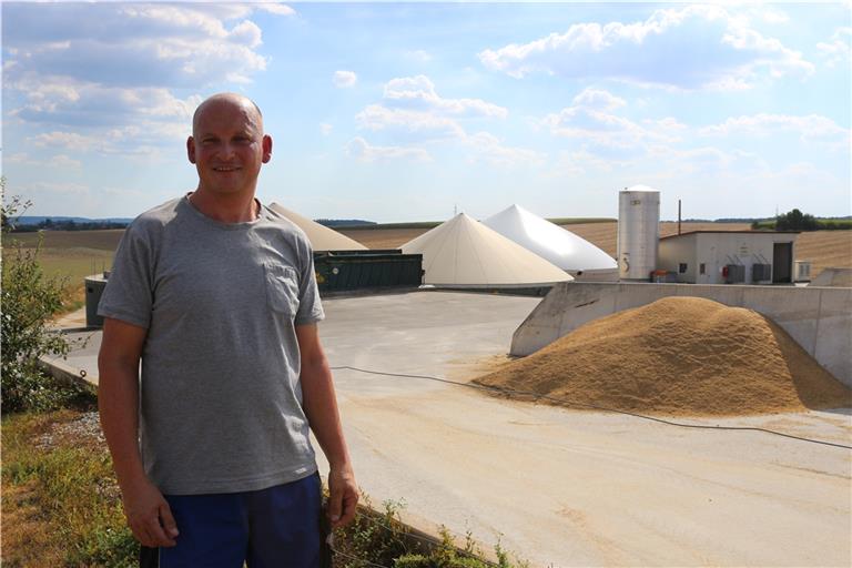 Micha Baumgärtner könnte die Strom- und Wärmeproduktion seiner Biogasanlage problemlos steigern. Doch dafür müsste die Politik Produktionsdeckel für Biogasbetreiber lockern. Foto: Kristin Doberer