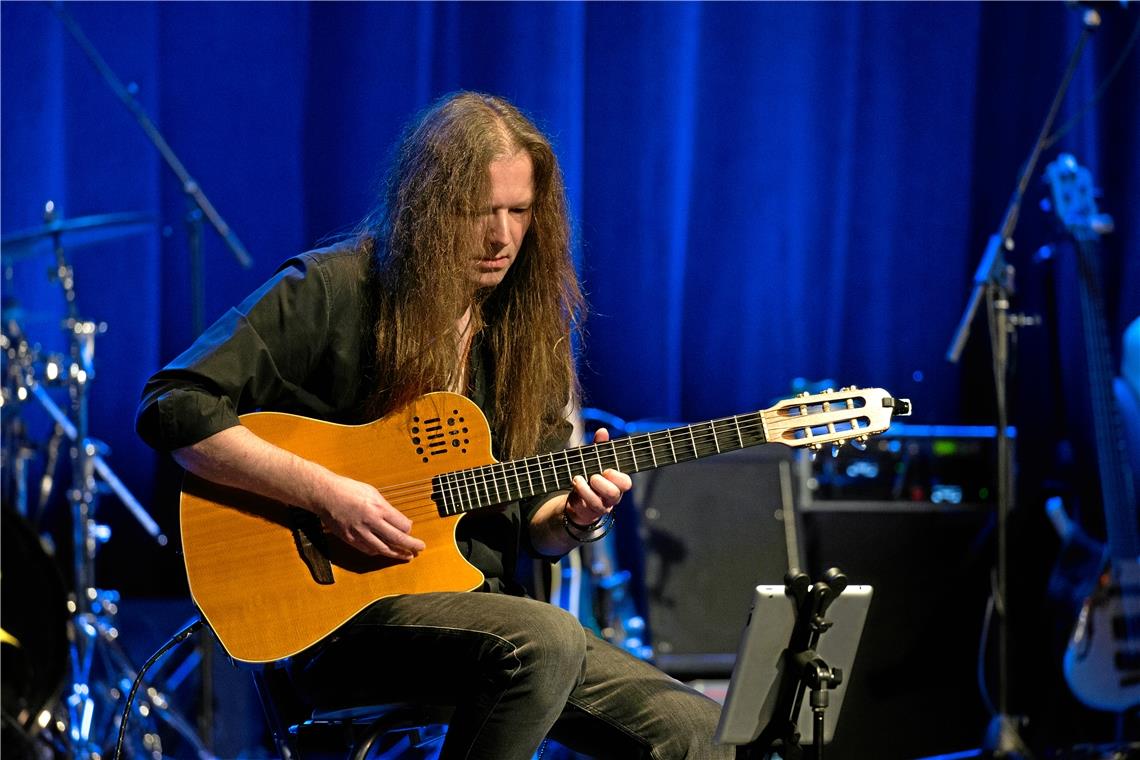 Nicht alles machen sie mit links Micha Schad ist zwar Linkshänder, spielt aber Rechtshändergitarren.