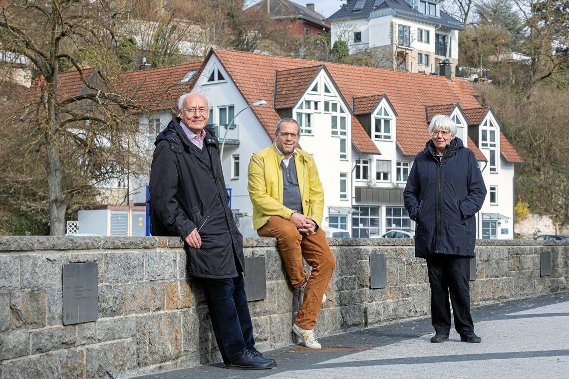 Freunde für die Menschenrechte Michael Alberty, Malte Rückert und Ulrike Rückert am Menschenrechtspfad in Backnang Foto: J. Fiedler