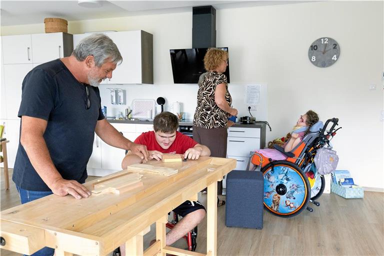 Michael Arnold werkelt zusammen mit dem 14-jährigen Leon mit Holz, Sibylle Löchner backt derweil mit der zehnjährigen Leni Waffeln. Bei der Betreuung im Backnanger Tageshospiz hat jedes Kind sein eigenes Programm. Foto: Alexander Becher