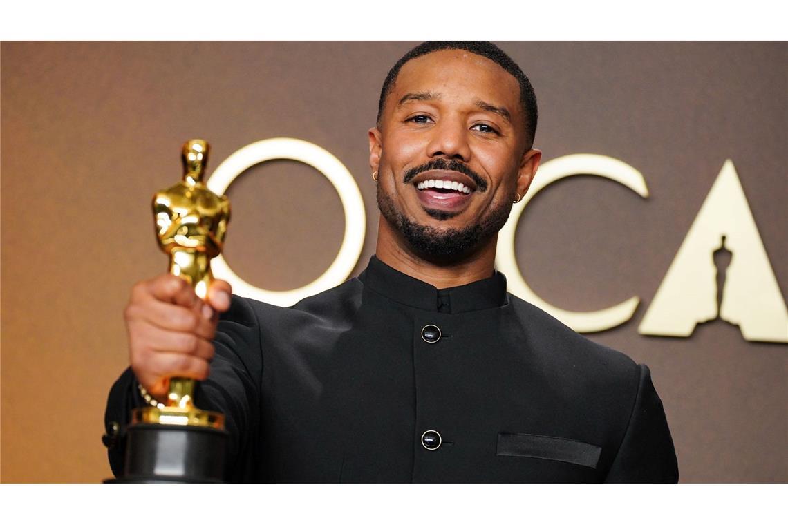 Michael B. Jordan, Gewinner des Preises als Hauptdarsteller für "Sinners", posiert bei der Oscars-Verleihung.